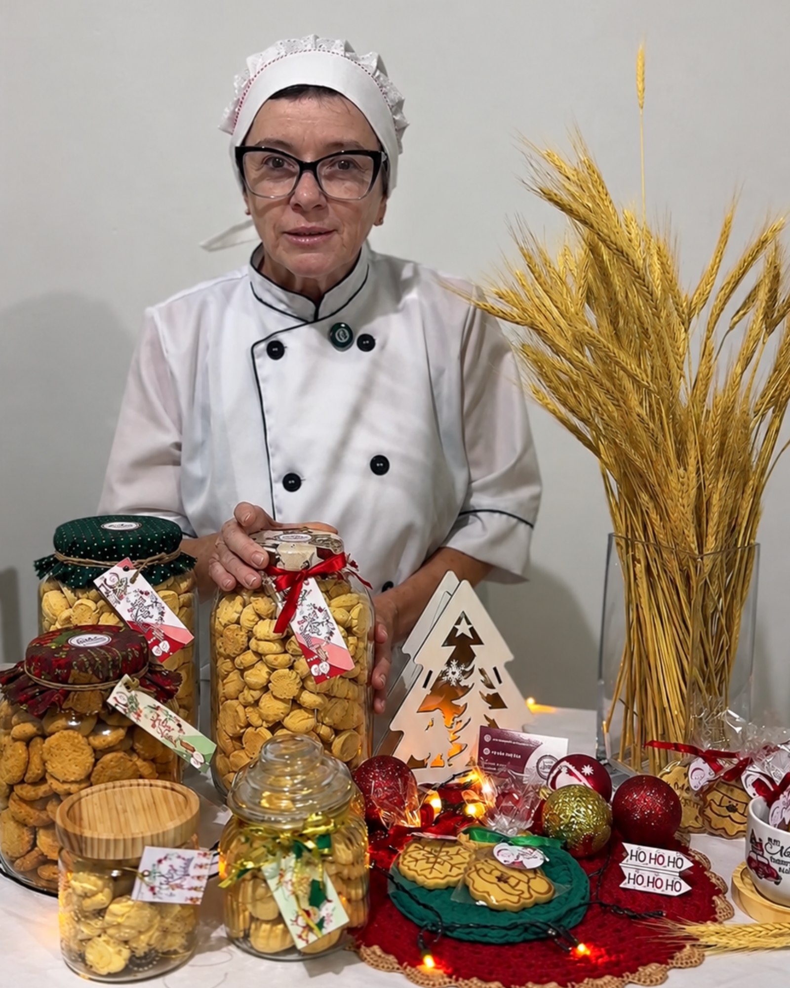 Confeiteira da Dulcencanto com potes de bolachas artesanais